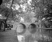 881003 Gezicht op de Gaardbrug over de Oudegracht te Utrecht.